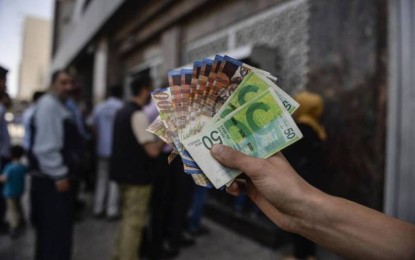 الأزمة المالية تثقل كاهل المواطنين.. وآمال بانفراجة قريبة