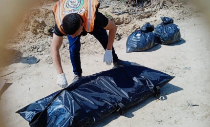 دفن جثامين 10 أسرى فلسطينيين في مقبرة جماعية بدير البلح