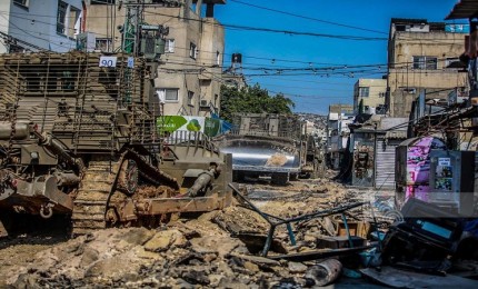 الاحتلال يجرف شارع الغبز في محيط مخيم جنين