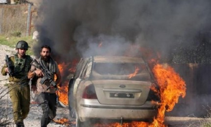 مستوطنون يهاجمون مركبات المواطنين في قرية دير نظام