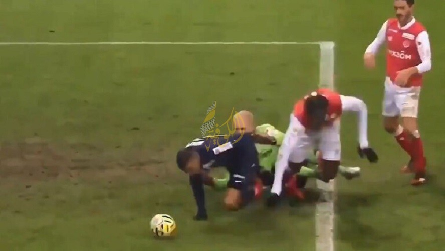 مبابي يسجل "هدفا طريفا" وينال البطاقة الصفراء