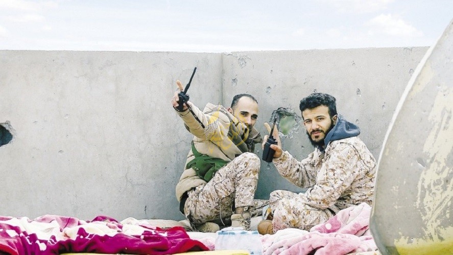 صورة لمقاتلين موالين لحكومة «السراج» فى ليبيا نشرتها مجلة «نيويورك ريفيو أوف بوكس»